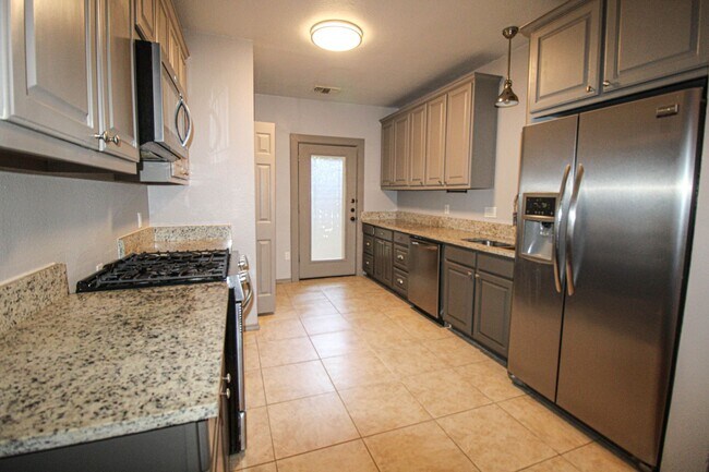 Building Photo - 436 W Rosewood Ave