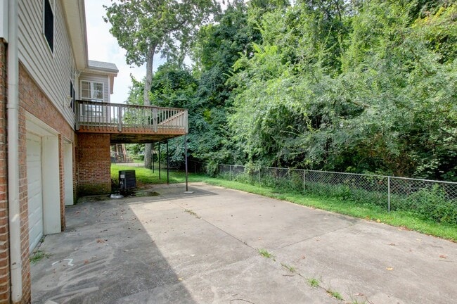 Building Photo - 3 bed 2 bath w sweet basement.  Go