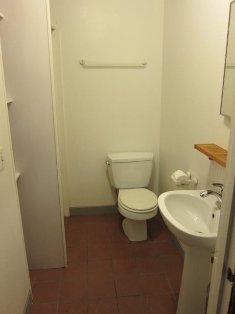 bathroom - 533 Prospect Ave SE