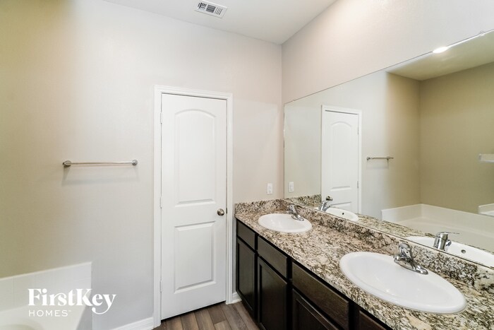 Building Photo - 6411 Thorpe Holw