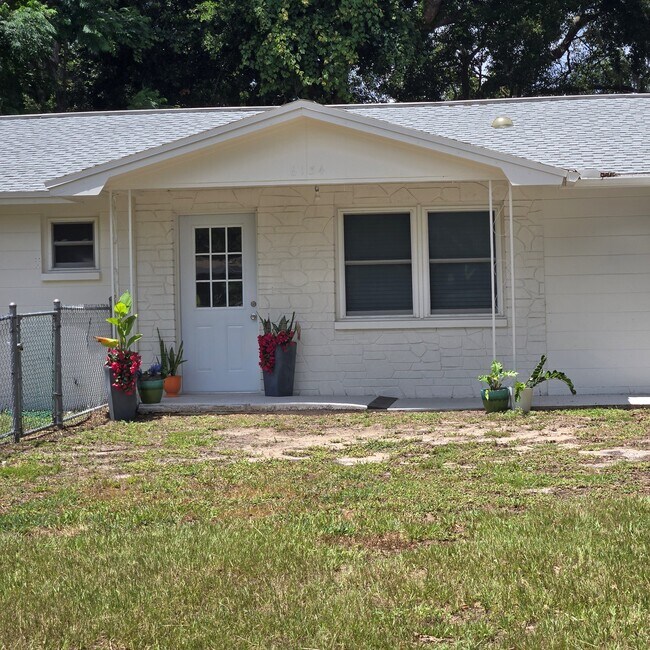 Building Photo - 3/2.5/1 Beautifully Updated Crystal River Home with Carport, Garage & Fenced Yard