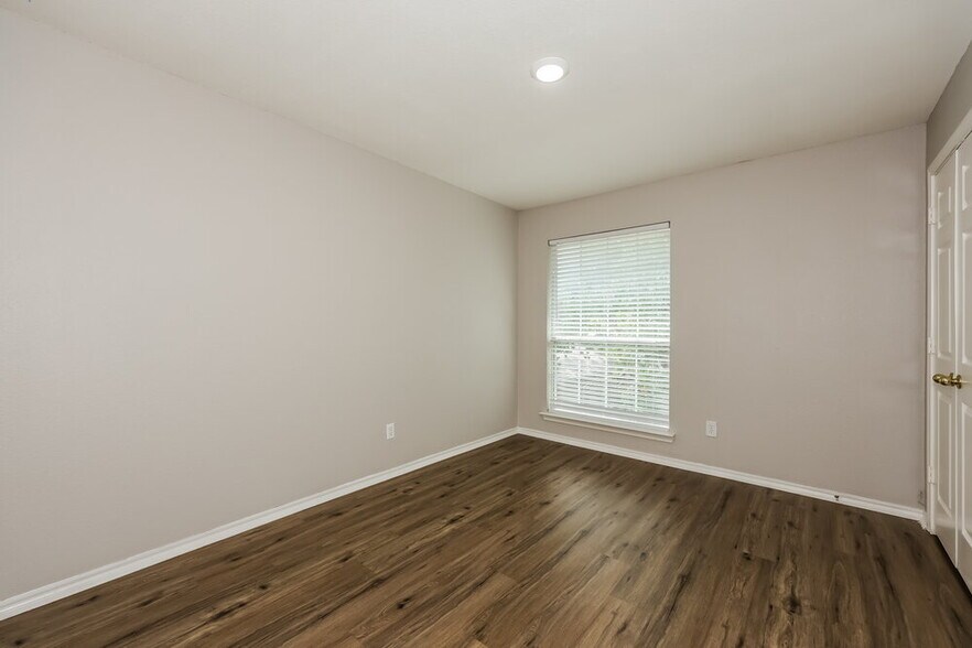 Building Photo - 3011 Renaissance Dr