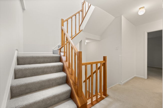 Building Photo - 13 Woodstream Dr