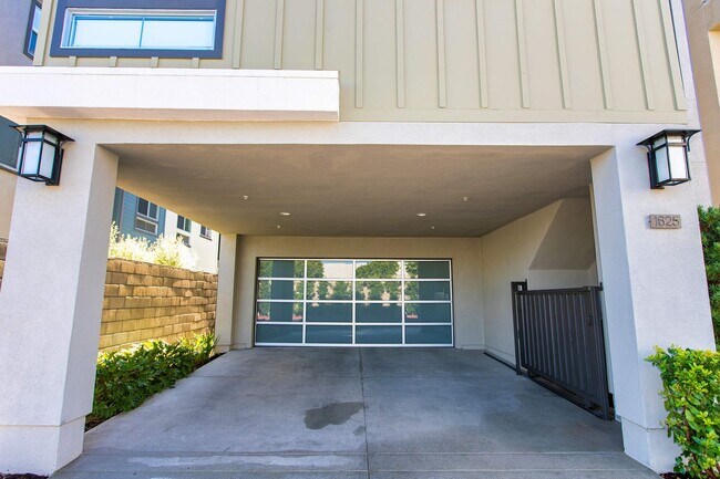 Building Photo - 1625 Hampton Dr