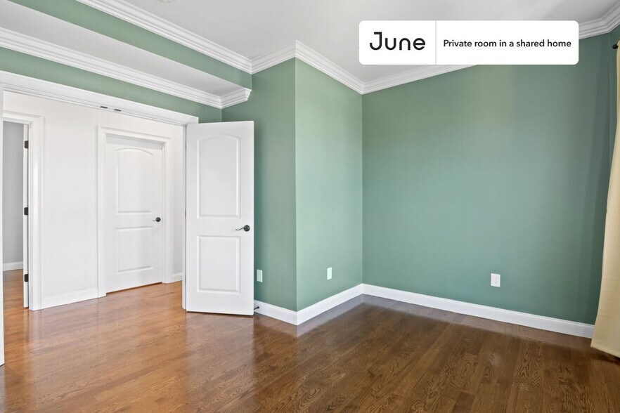 Building Photo - Private bedroom in 4 bed/1.5 bath Home