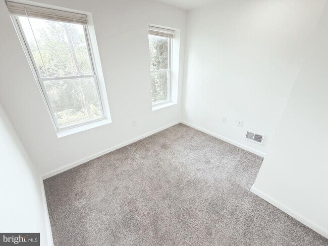 Building Photo - 812 N Payson St