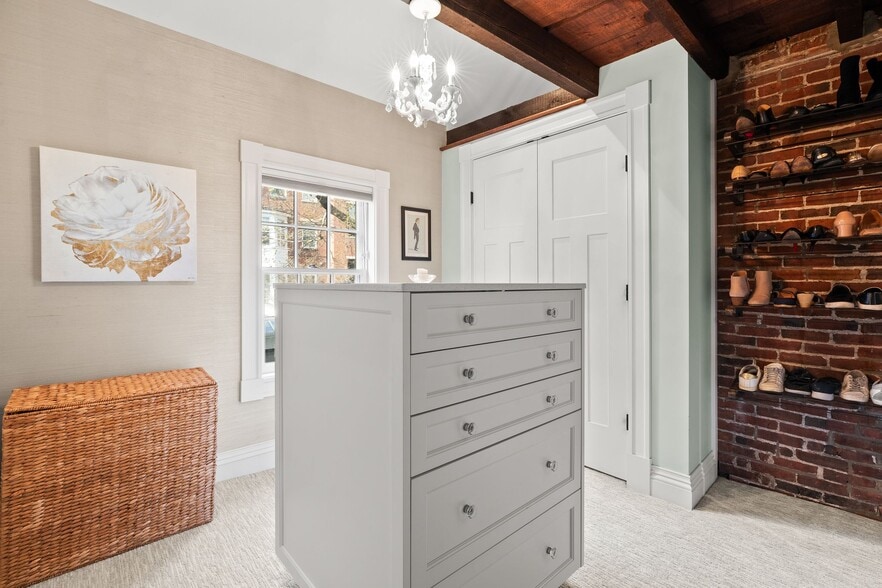 Building Photo - 7 Acorn St