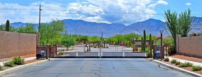 Building Photo - Oro Valley Executive home! Former model in...