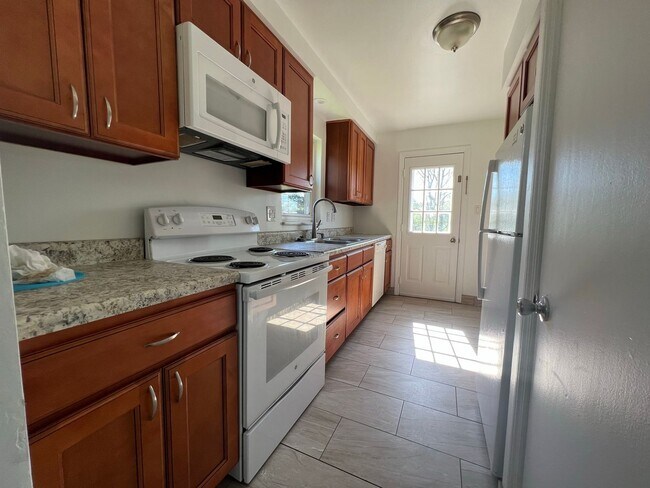 Building Photo - Modern 3 bedroom, 1.5 bathroom home in Bethel Park