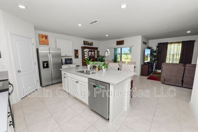 Building Photo - 833 Ambleside Dr