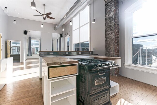 Building Photo - 114 Main St