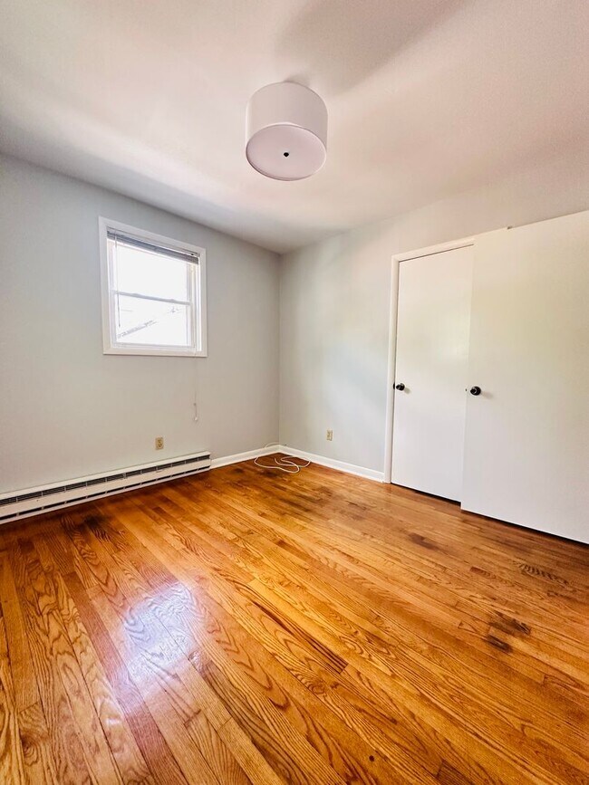 Building Photo - 813 Montrose Ave