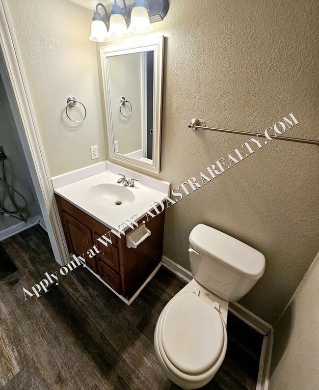 Building Photo - Beautiful Townhome in Blue Springs-Available NOW!!