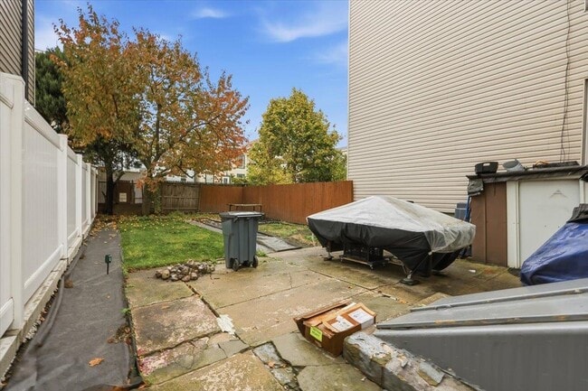 Building Photo - 132 Thorne St