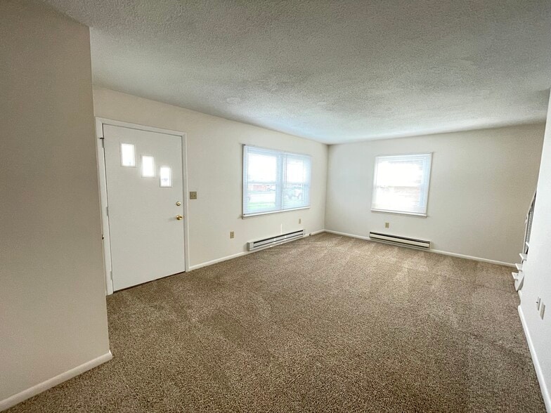 Living Room/Front Entry - 739 E Grandview Blvd