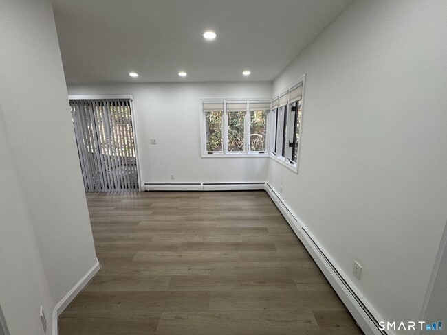 Building Photo - 4 Earls Ct