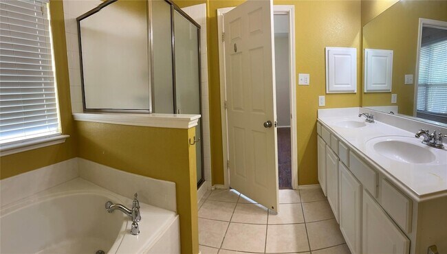 Building Photo - 5733 Pebble Ridge Dr