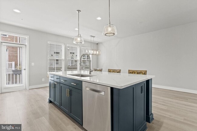 Building Photo - This beautiful modern 3 bed 4 1/2 bath tow...