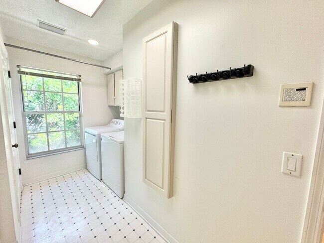 Building Photo - ** BERKSHIRE LAKES ** 3 BED + DEN / 2.5 BA...