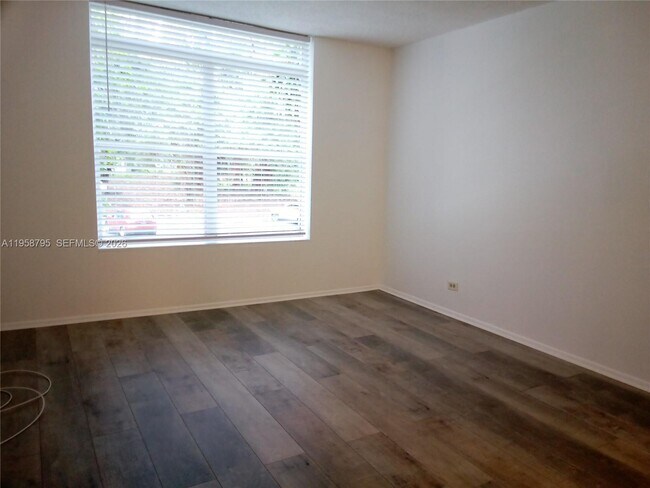 Building Photo - 3720 Inverrary Dr