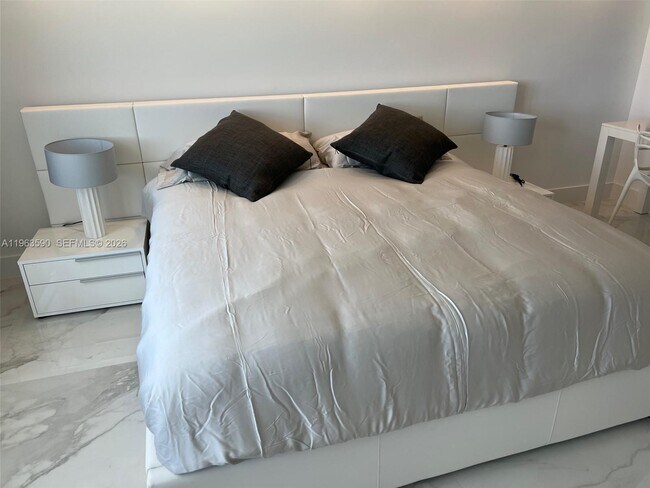 Building Photo - 100 Lincoln Rd