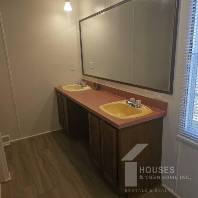 Building Photo - 214 Double Bridge Rd