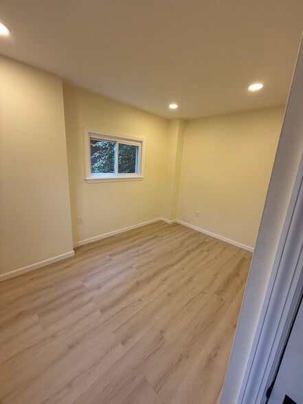 First floor bedroom - 6 Thomas St