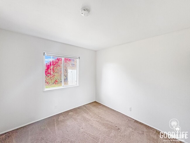 Building Photo - Nice 4B/2BA w/ Attached Garage & Fenced Yard