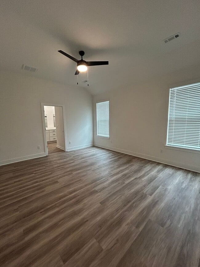 Building Photo - Modern Luxury Living in the Heart of Siloa...