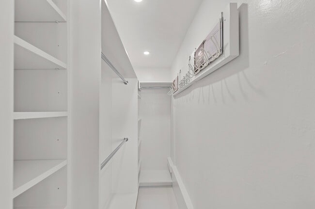 Building Photo - 3220 Bayview Dr