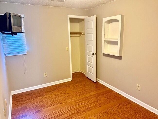 Building Photo - 3053 Woodale Cir