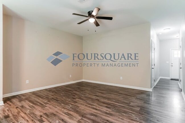 Building Photo - Spacious 3-Bed Townhome with Back Patio & ...