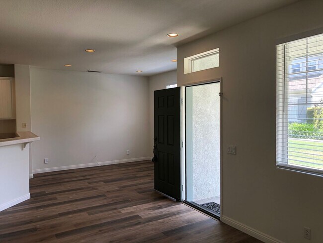 Building Photo - CHARMING 3 BR/2.5 BATH  " TWELVE PICKET LA...