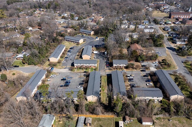 Building Photo - Spacious, affordable two bedroom townhouse in a great location in Charlotte!
