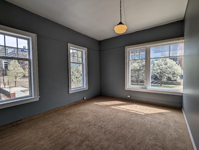 Building Photo - 346 S Rose St