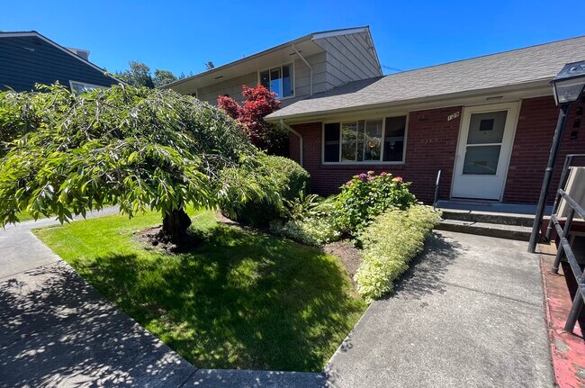 Front entry - 901 N Forest St