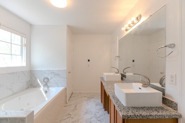 Building Photo - 34 E Trillium Cir