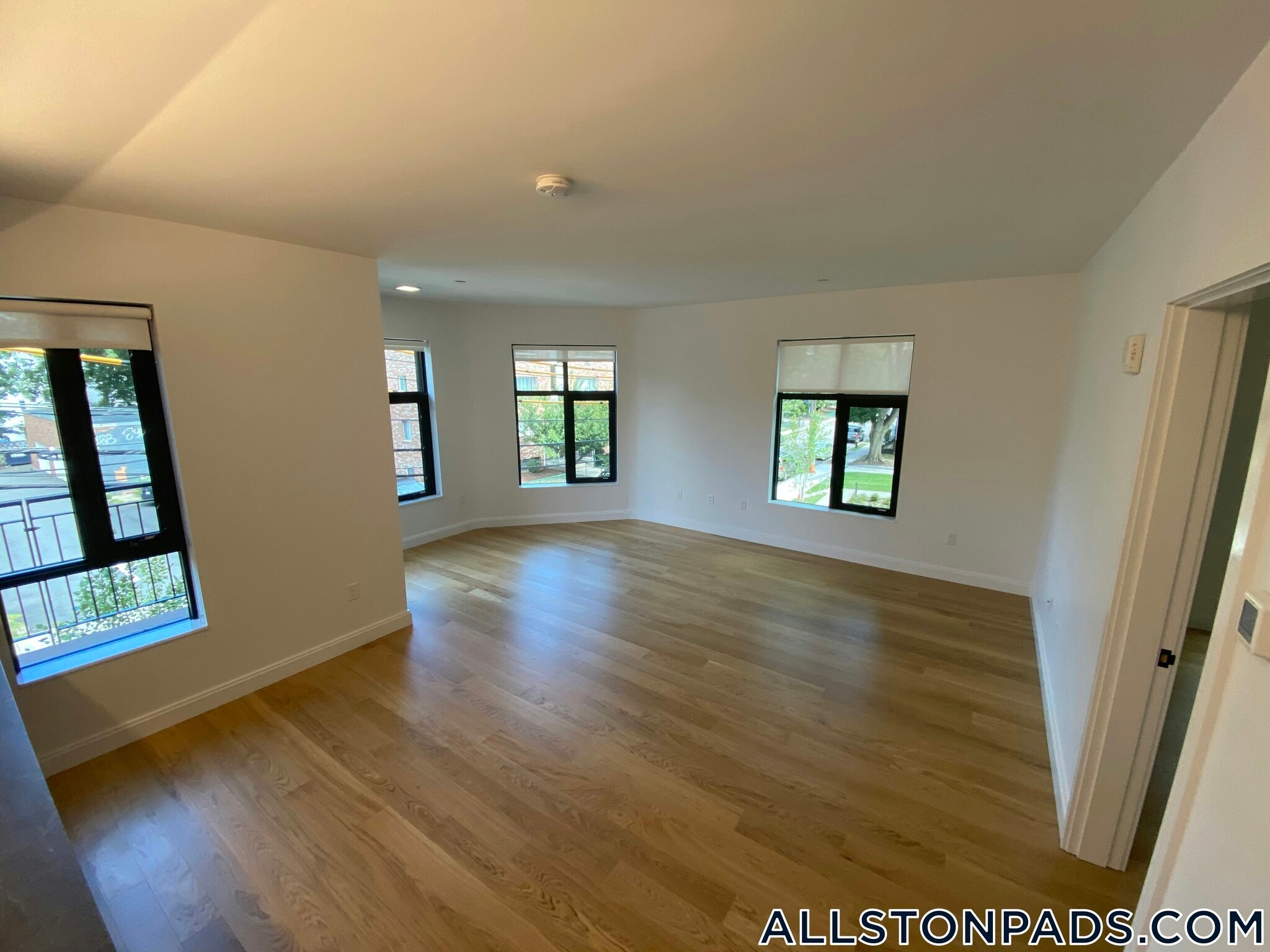 Building Photo - 83 Gardner St