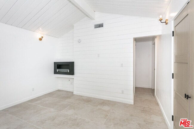Building Photo - 16733 Oak View Dr
