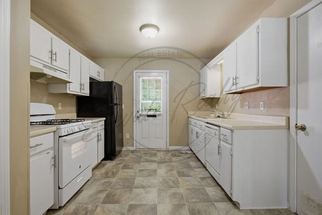 Building Photo - SPRING SPECIAL: 1/2 OFF FIRST MONTHS RENT - Two Bedroom Ranch Duplex in Columbia!