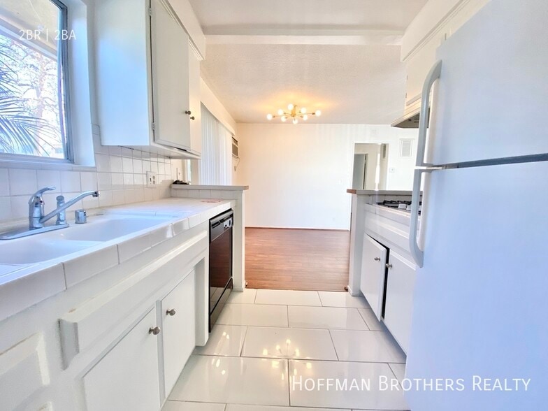 Building Photo - 8206 Romaine St