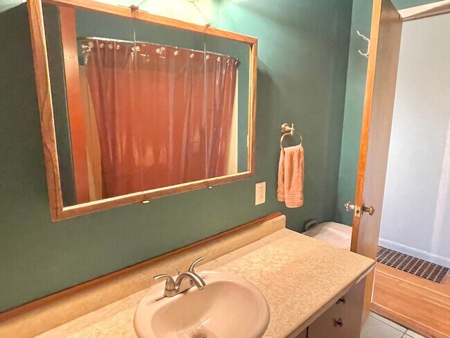 Building Photo - Charming Montavilla bungalow, 3 bed, 2 bath with fully fenced backyard