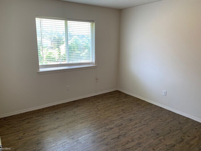 Building Photo - 3 br, 2 bath House - 1142 Robin Circle