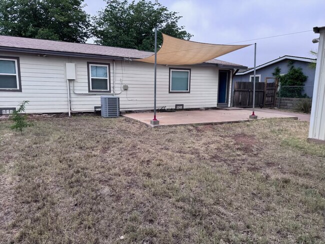 Building Photo - 1604 N Sam Houston Ave