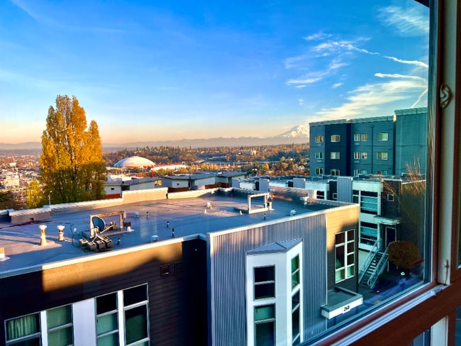 Building Photo - 2330 Yakima Ct