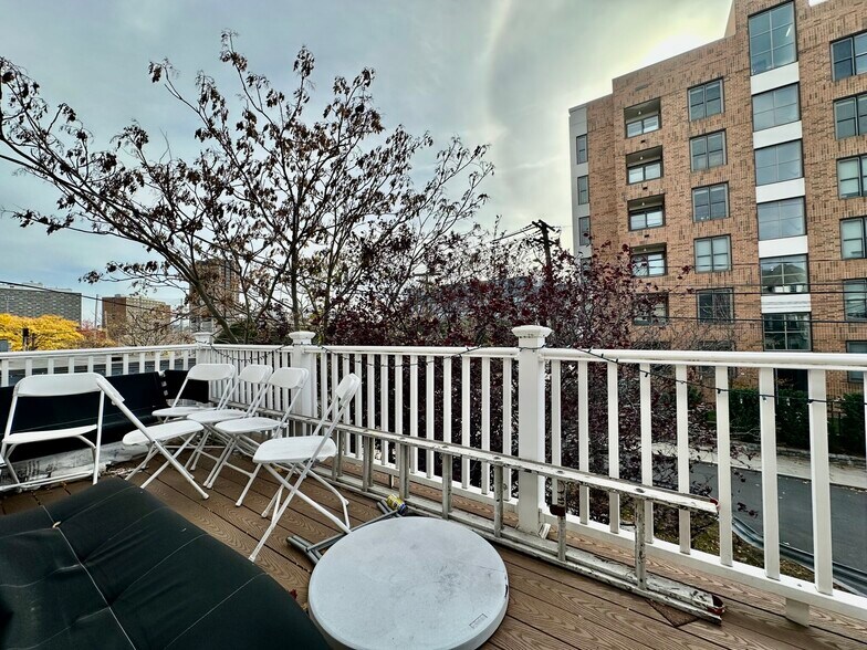 Building Photo - 74 Ashford St