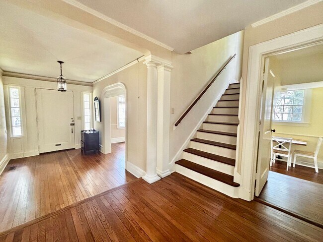 Building Photo - 315 E 45th St