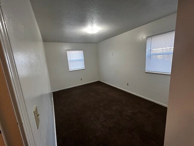 Building Photo - 1415 W Maple Ave
