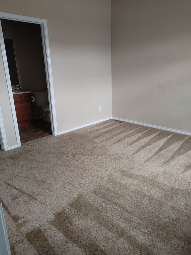 Building Photo - Stylish & Spacious 2BD Townhome in Stetson...