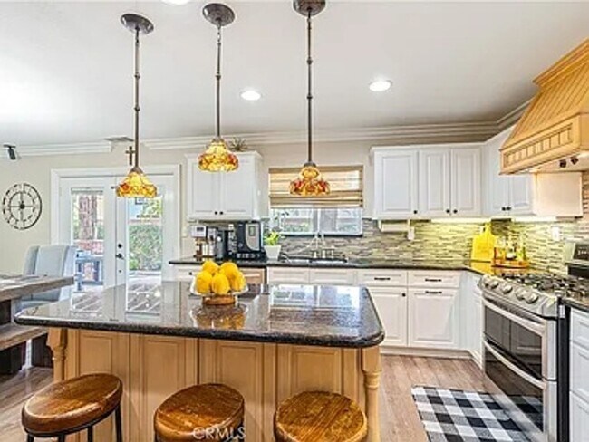 Building Photo - Absolutely Stunning home in Eastvale & loc...